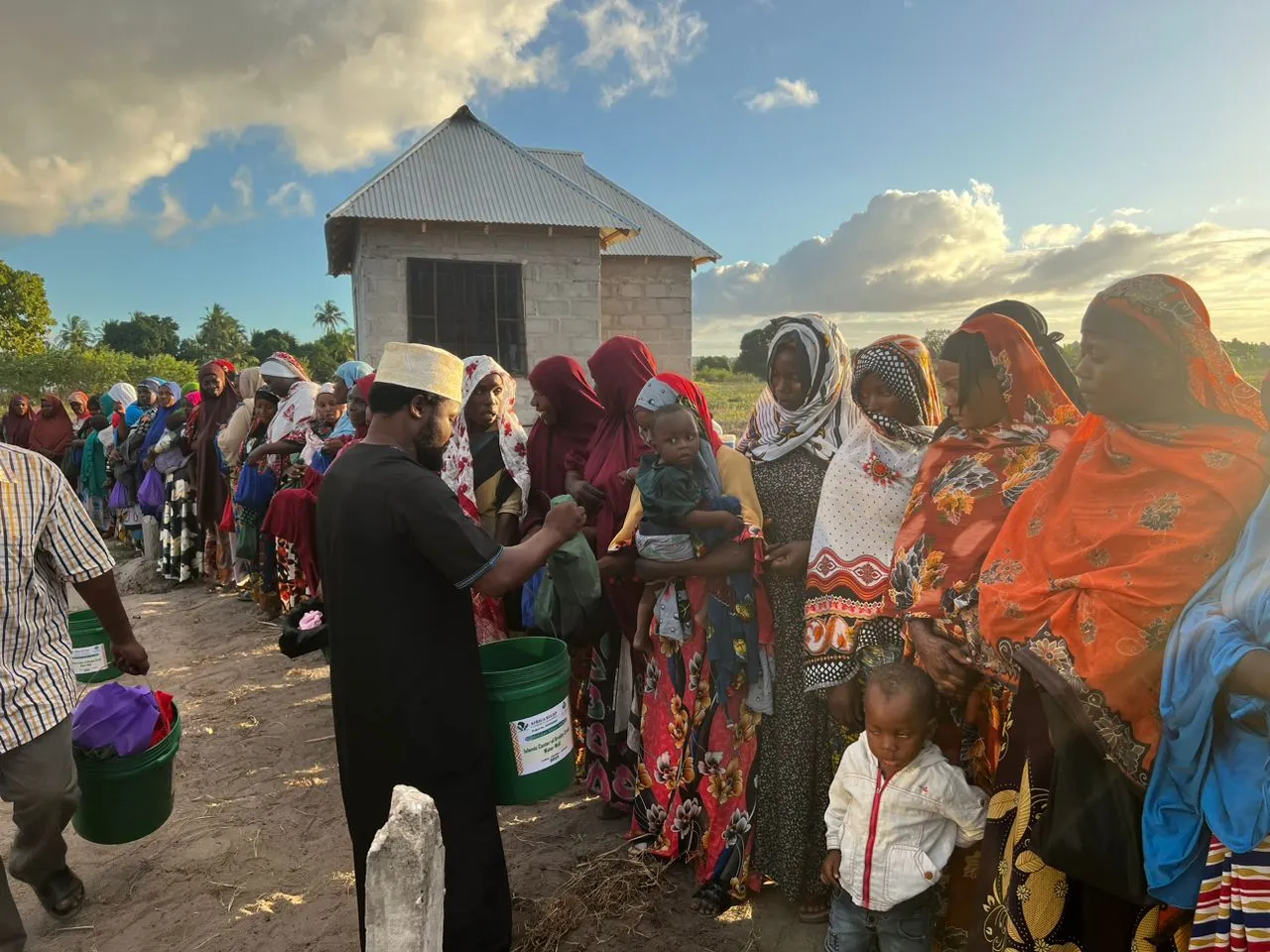 Africa support: Volunteers distributing meals